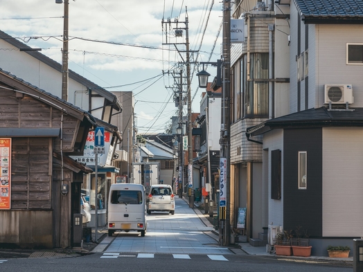 【気軽な素泊り】地元の飲食店を食べ歩いたり・簡易キッチンで地元ならではの食材を使って料理も楽しめます